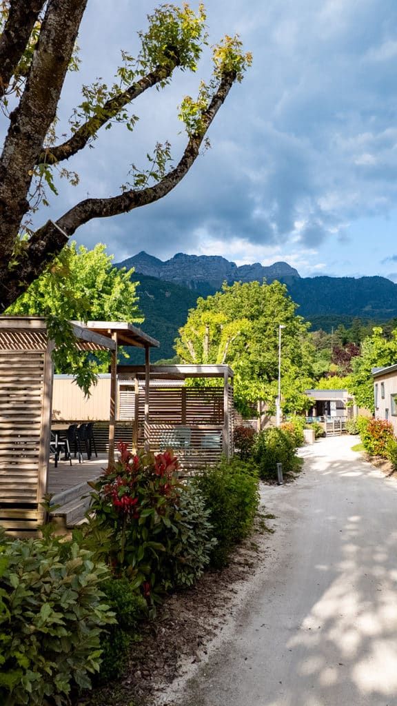 Allé d'un camping proche d'Annecy