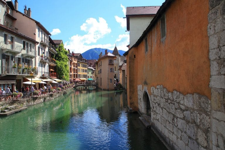 Canal pittoresque à Annecy avec maisons colorées.