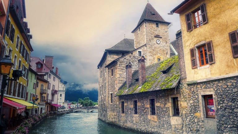 Vieille ville d'Annecy avec rivière et bâtiments historiques.