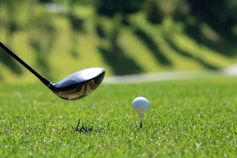 Club de golf prêt à frapper la balle