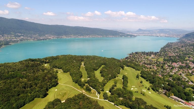 Vue aérienne sur lac et paysages verdoyants