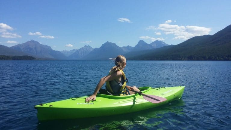 Personne en kayak sur lac montagnard